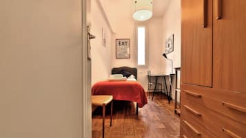 3 habitaciones, escritorio y espacio para trabajar con laptop