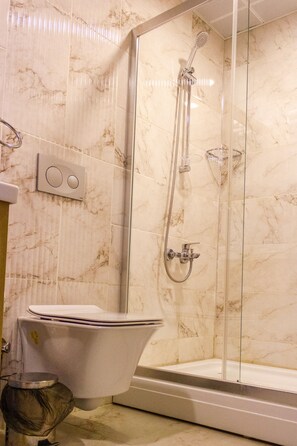 Standaard eenpersoonskamer | Badkamer | Een douche, een haardroger