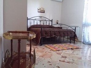 Double Room | Desk, soundproofing, free WiFi, bed sheets
