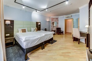 In-room safe, soundproofing, iron/ironing board, free WiFi - Apartments Marsovo Polye (St. Petersburg)