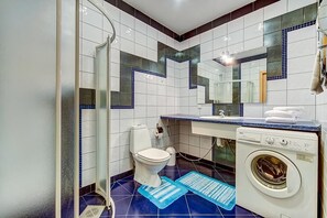 Standard Studio | Bathroom