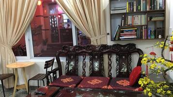 Coin salon dans le hall