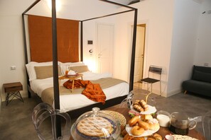 Family Room | Cribs/infant beds, free WiFi, bed sheets - B&B Salerno al Duomo (Salerno)
