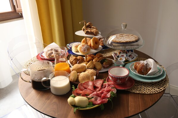 Daily local cuisine breakfast (EUR 5.00 per person) - B&B Salerno al Duomo (Salerno)