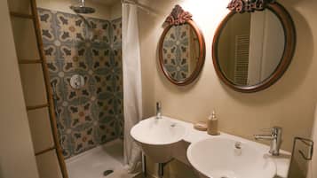 Familienzimmer | Badezimmer | Dusche, kostenlose Toilettenartikel, Haartrockner, Bidet