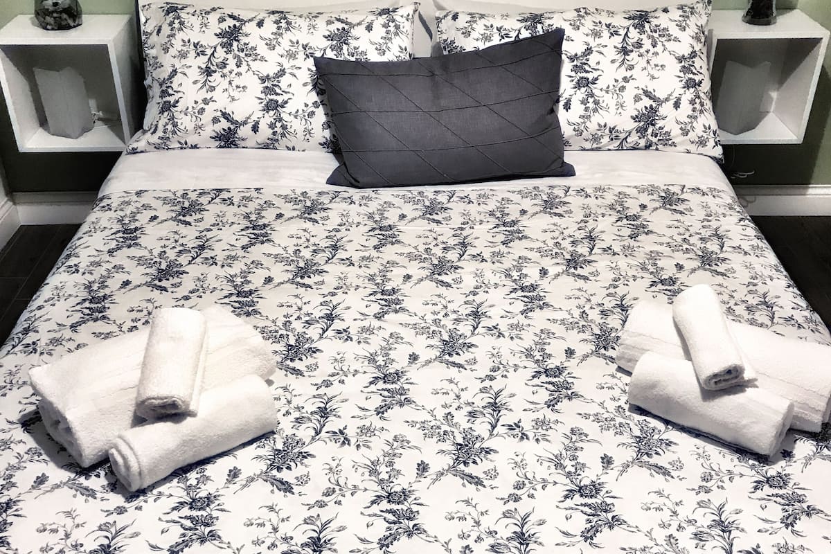 Chambre luxueuse double | Couette en duvet, bureau, rideaux d’obscurcissement
