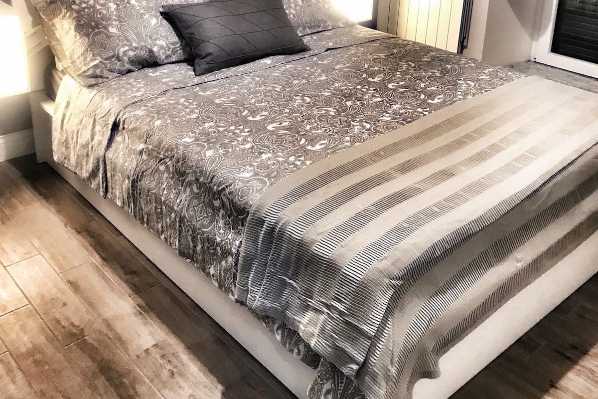 Chambre romantique double | Couette en duvet, bureau, rideaux d’obscurcissement