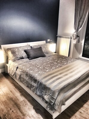 Romantic Double Room | Down comforters, desk, blackout drapes, cribs/infant beds - Domus Alysar (Rome)