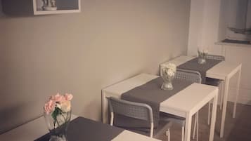 Refrigerador con freezer, microondas, horno, placa de cocina