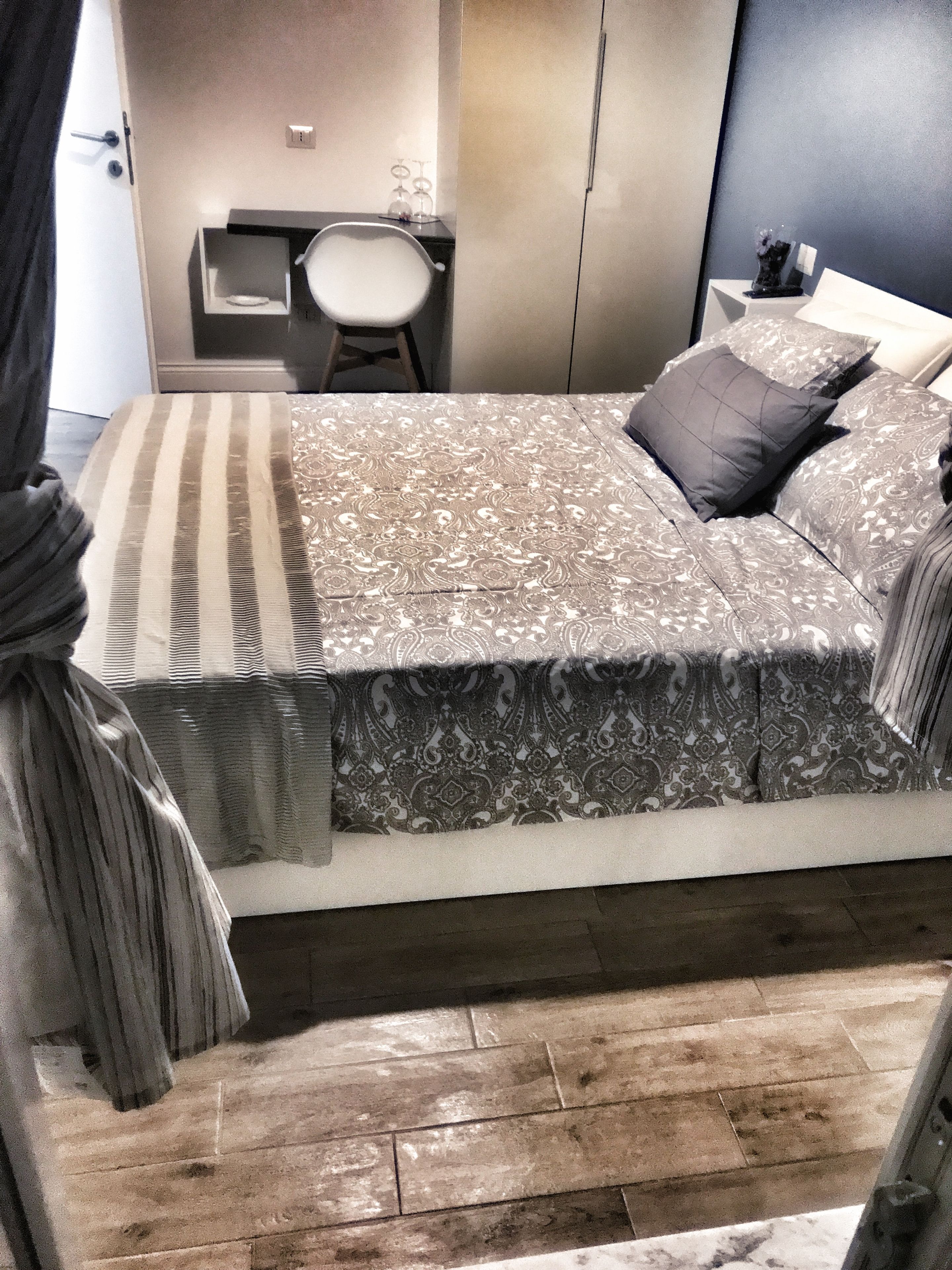 Cubrecamas, escritorio, cortinas blackout y cunas 