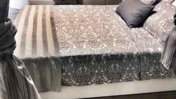 Cubrecamas, escritorio, cortinas blackout y cunas