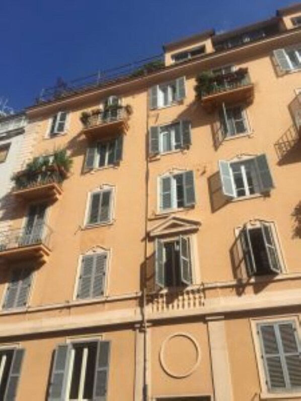 Front of property - Domus Alysar (Rome)