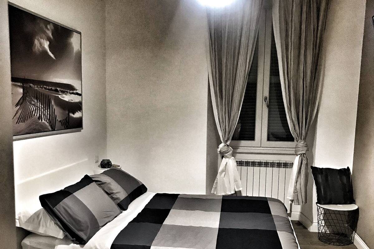Chambre de base double | Couette en duvet, bureau, rideaux d’obscurcissement