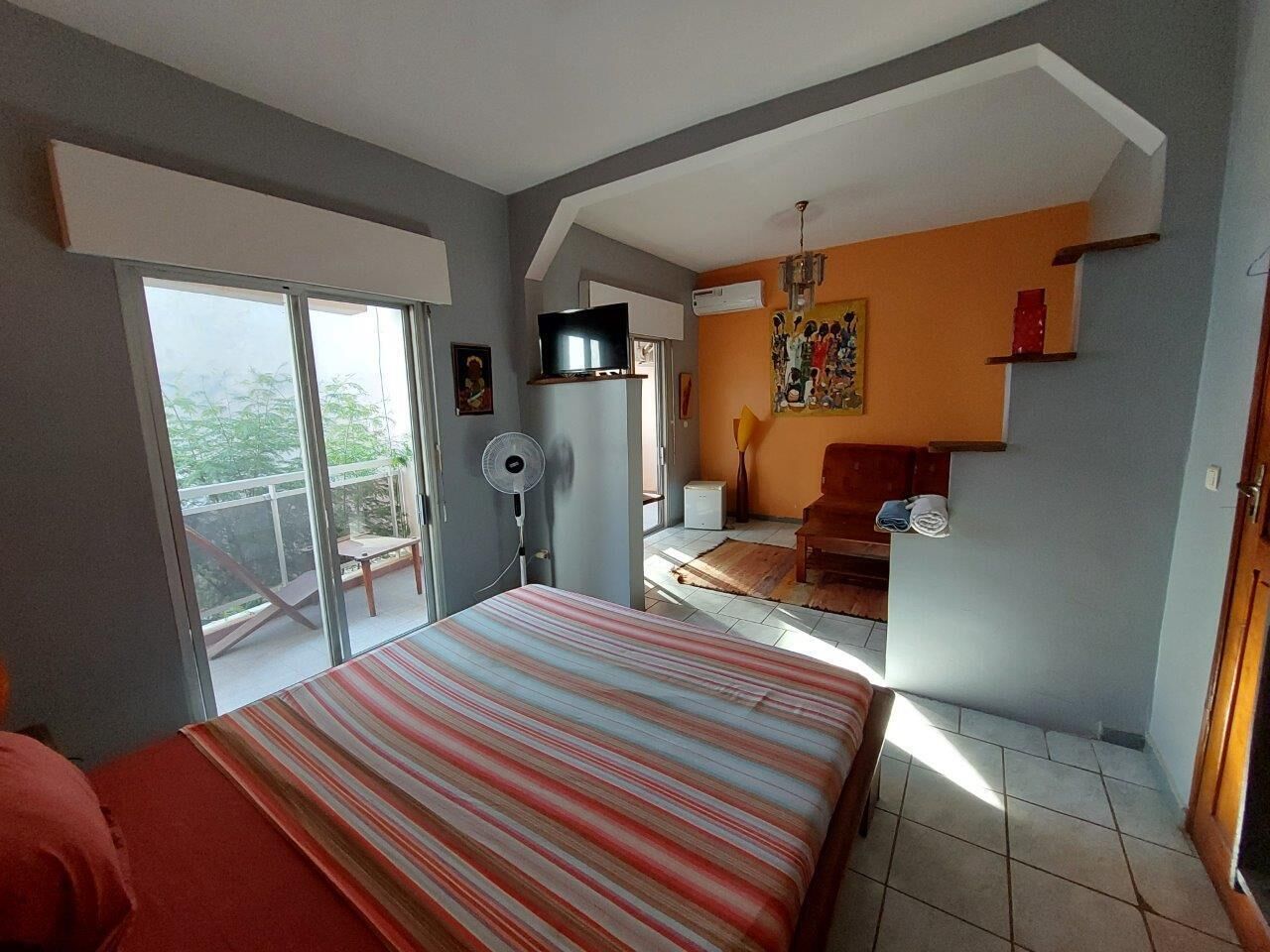 Espacio para trabajar con laptop y cortinas blackout 