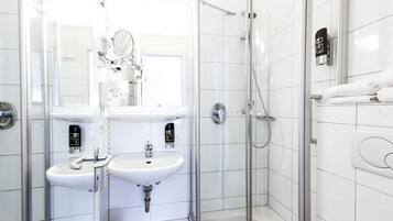 Enkeltrom | Bad | Toalettartikler (inkludert), hårføner og håndklær