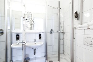 Single Room | Bathroom | Free toiletries, hair dryer, towels