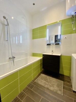 Apartamento família, vista para o jardim | Banheiro | Ducha de hidromassagem, produtos de toalete grátis, secador de cabelo 