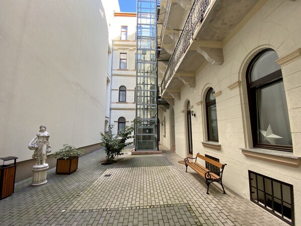 Courtyard view - Katie's Apartment (Budapest)