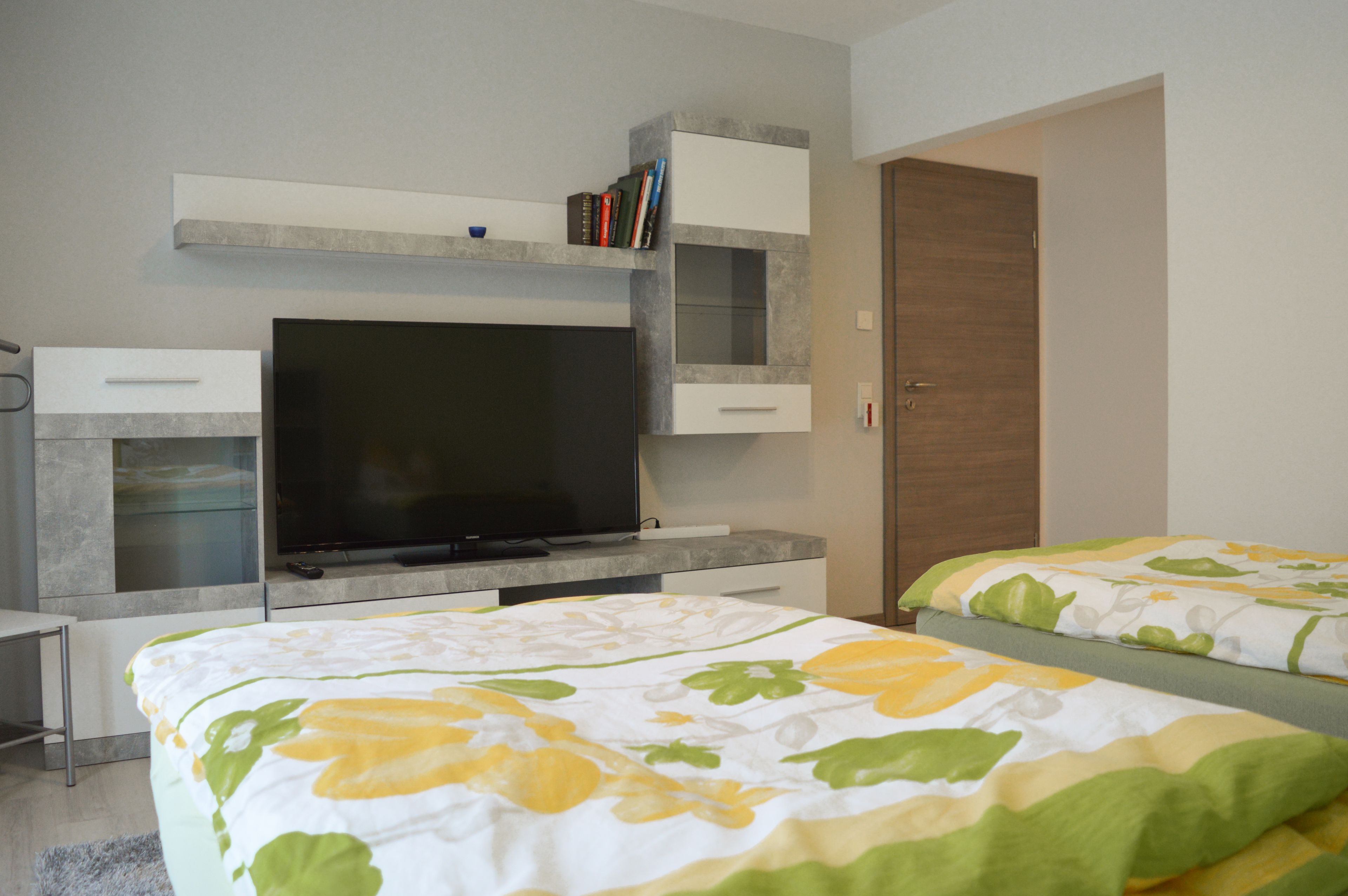 Premium-Doppel- oder -Zweibettzimmer, 2 Einzelbetten, Gartenblick | Zustellbetten, kostenloses WLAN, Bettwäsche