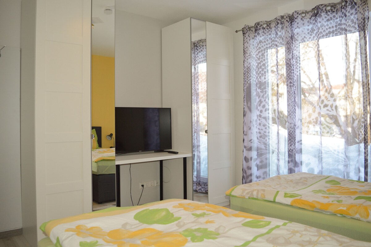 Comfort-Doppel- oder -Zweibettzimmer, 2 Einzelbetten, Gartenblick | Zustellbetten, kostenloses WLAN, Bettwäsche