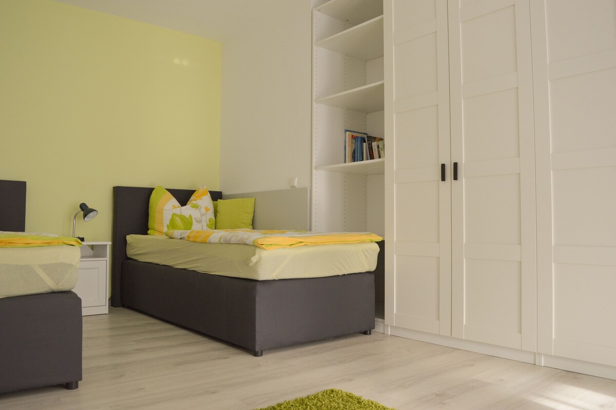 Comfort-Doppel- oder -Zweibettzimmer, 2 Einzelbetten | Zustellbetten, kostenloses WLAN, Bettwäsche