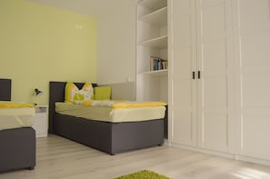 Comfort-Doppel- oder -Zweibettzimmer, 2 Einzelbetten | Zustellbetten, kostenloses WLAN, Bettwäsche