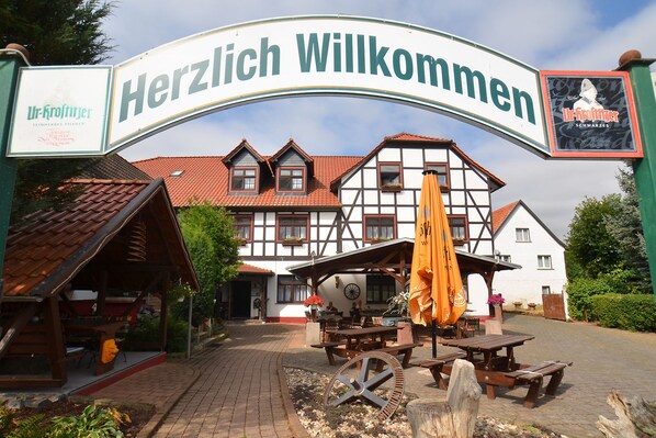 Un edificio tradicional alemán con un cartel que dice "Herzlich Willkommen", dando la bienvenida a los visitantes.