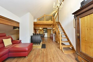 Flat-screen TV, fireplace, books, stereo