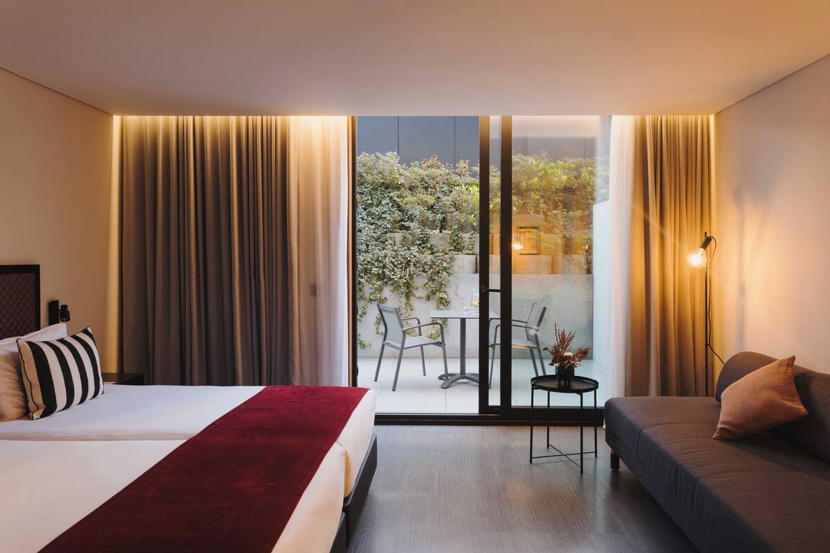Estúdio, sacada (Twin) | 1 quarto, frigobar, cofres nos quartos, individualmente decorados
