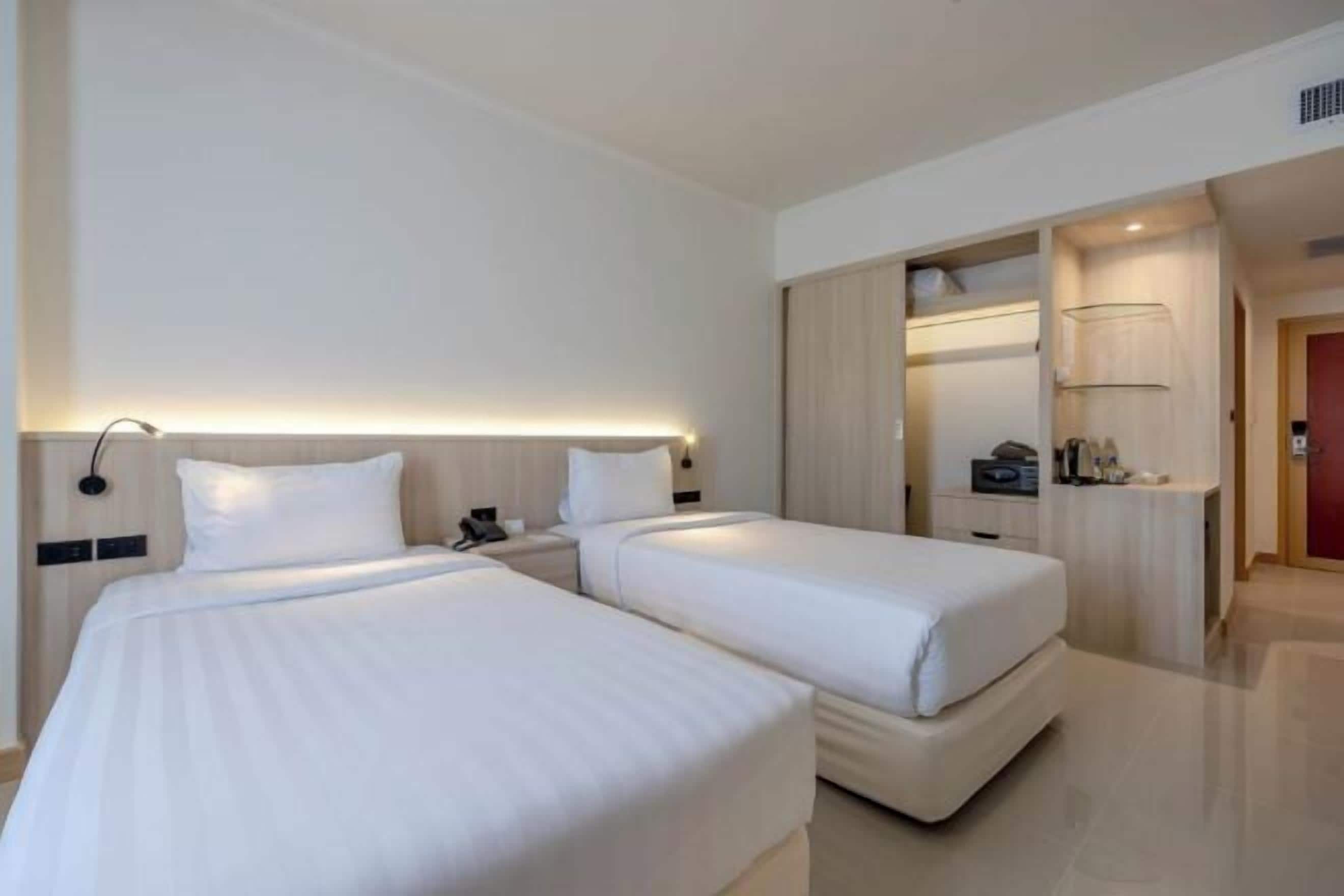 ミニバー、セーフティボックス (室内)、デスク、遮光カーテン