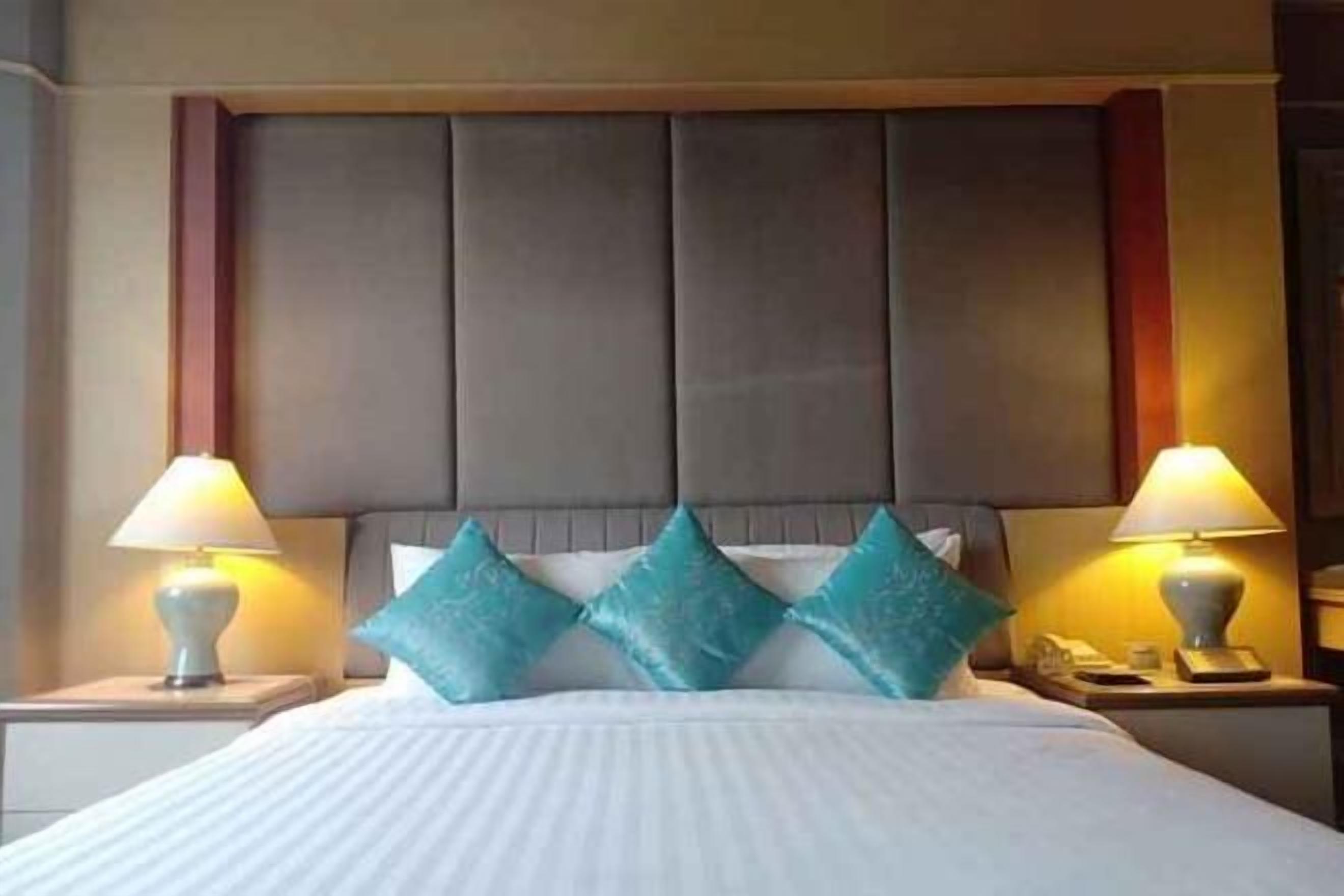 Minibar, värdeförvaringsskåp på rummet och skrivbord