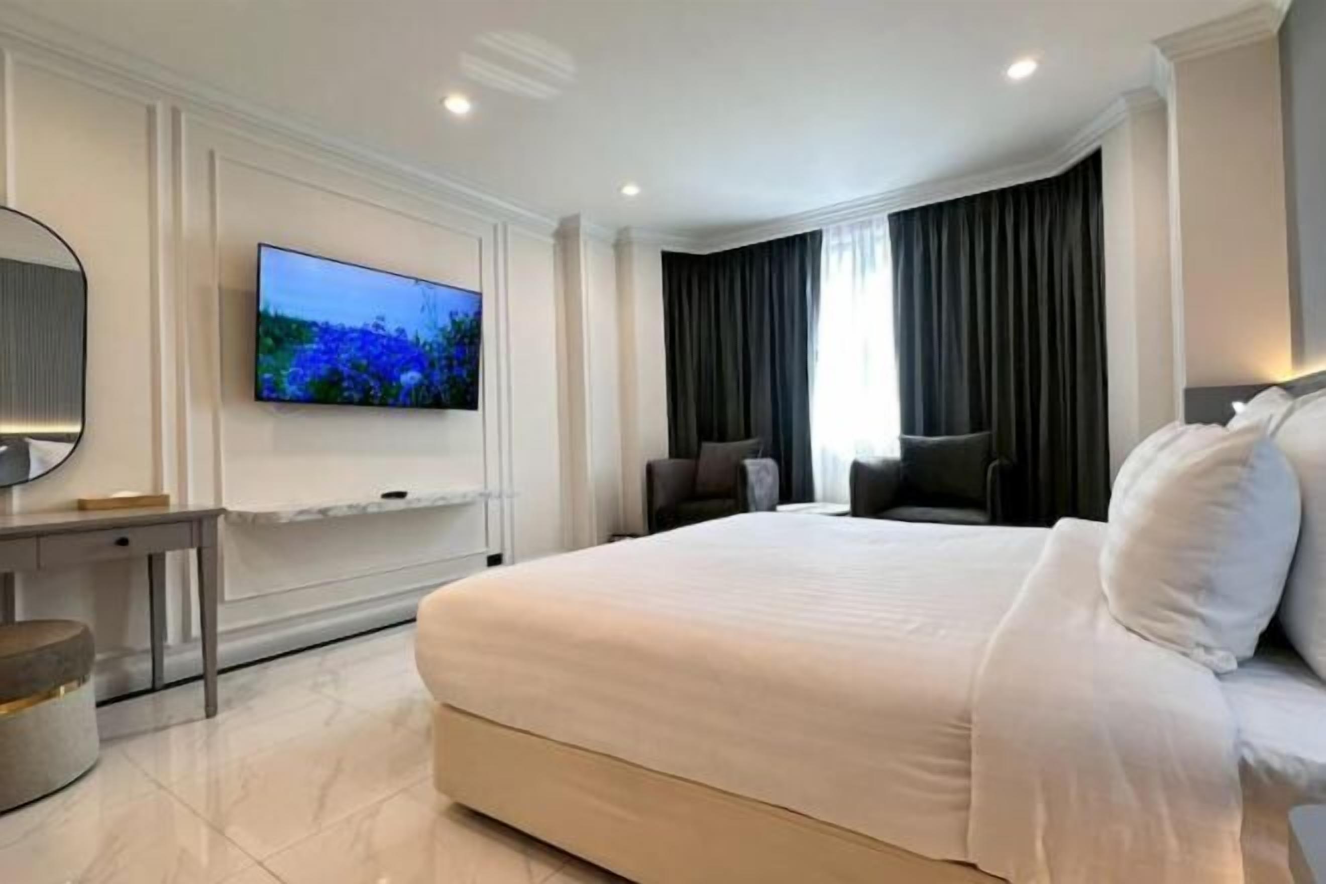 ミニバー、セーフティボックス (室内)、デスク、遮光カーテン