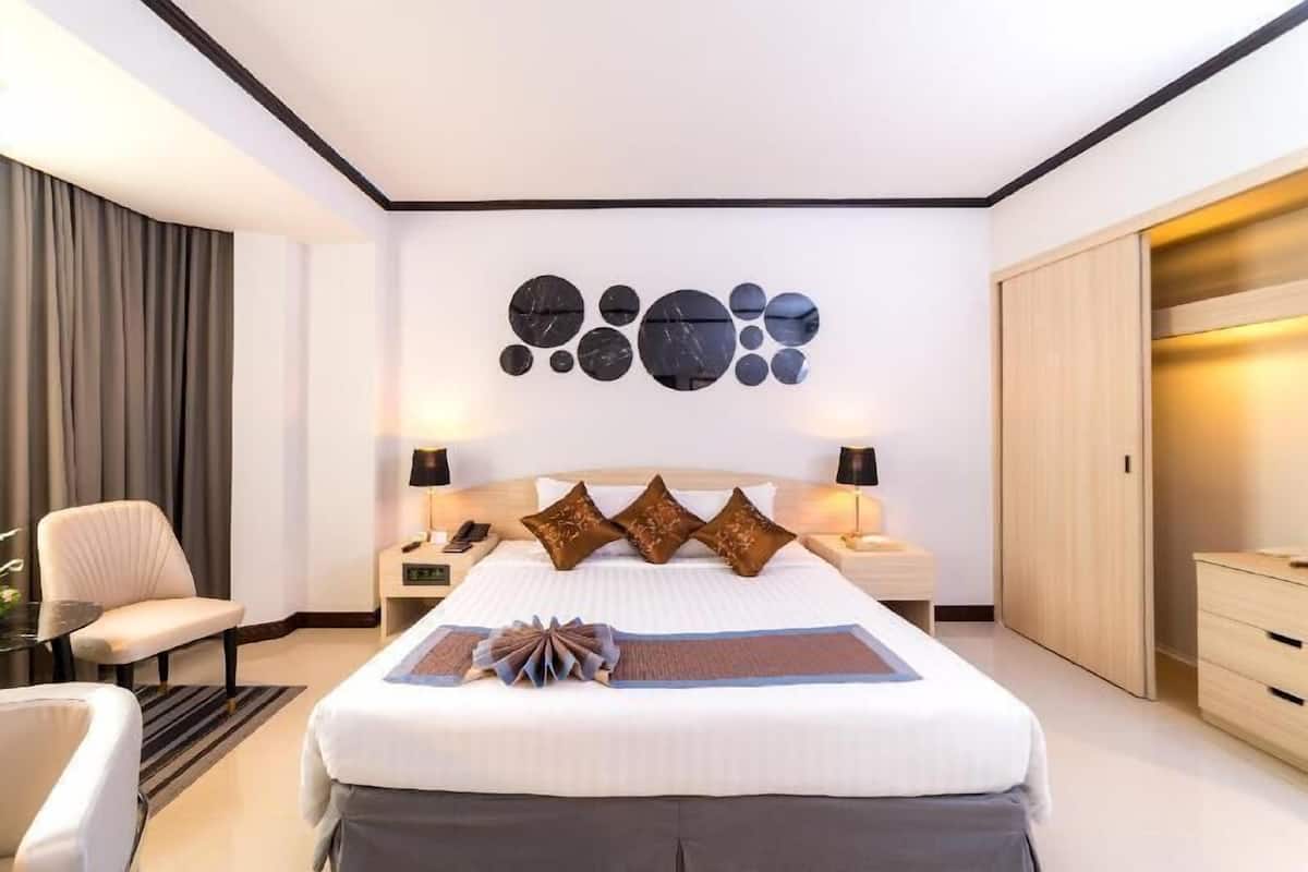 Minibar, coffres-forts dans les chambres, bureau, rideaux occultants