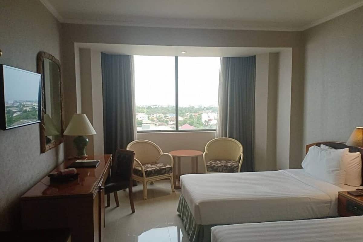 Minibar, coffres-forts dans les chambres, bureau, rideaux occultants