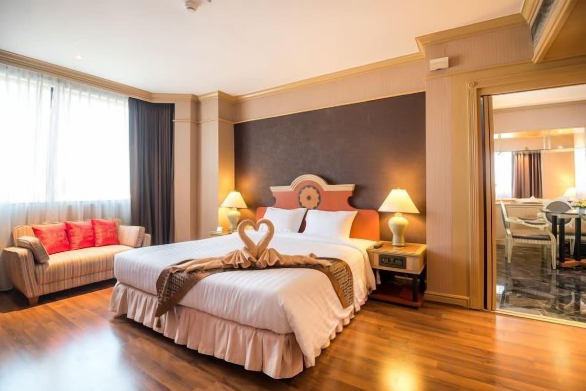Minibar, in-room safe, desk, blackout curtains