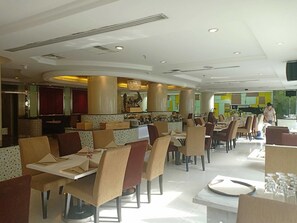 Desayuno buffet todos los días (con cargo) 