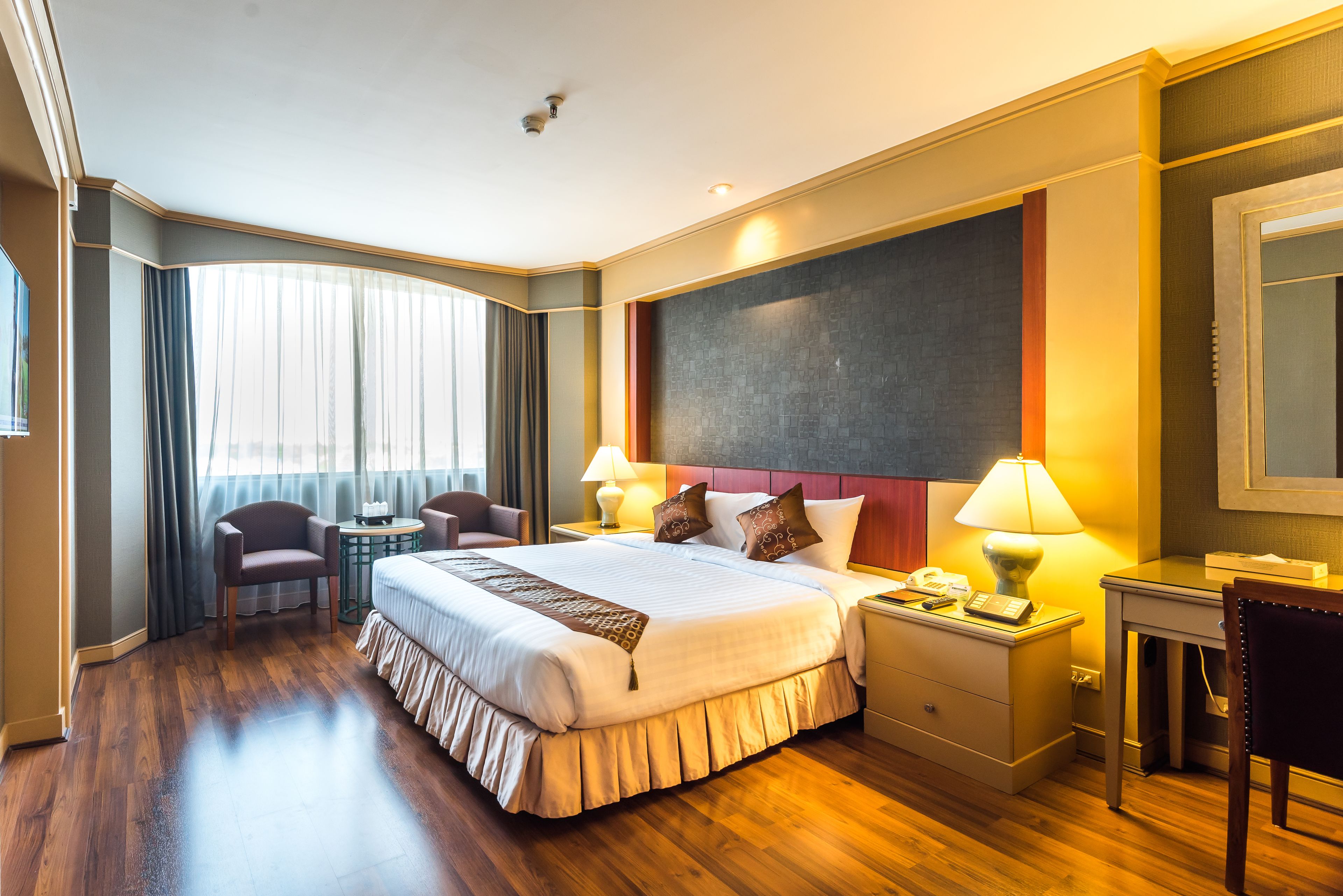 ميني بار وخزنة داخل الغرفة ومكتب وستائر تعتيم