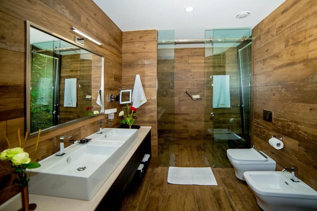 grand cottage, 2 bedrooms | bathroom | shower, free toiletries, hair dryer, bathrobes