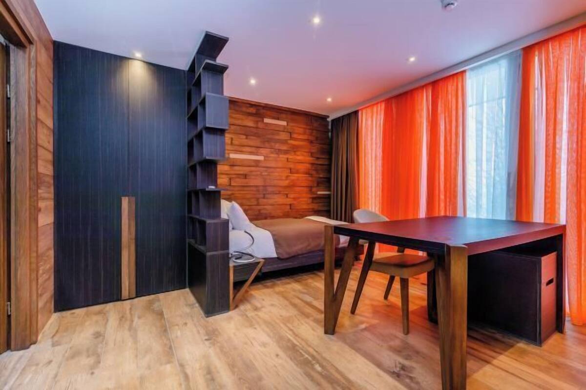 Premium bedding, minibar, in-room safe, laptop workspace