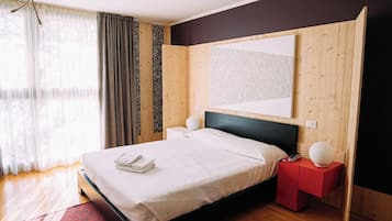Quarto casal superior | Frigobar, escrivaninha, berços grátis, Wi-Fi de cortesia