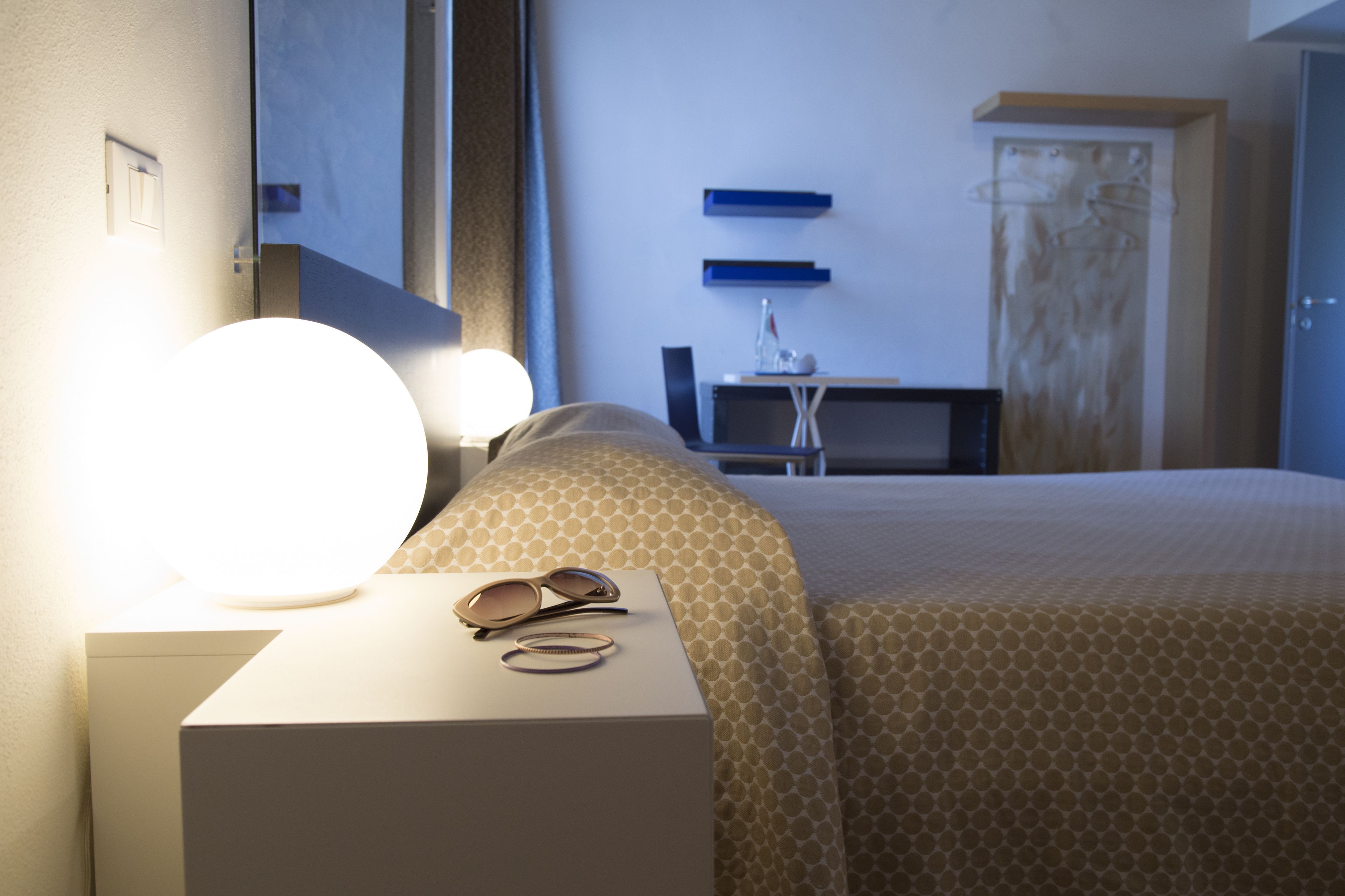 小型套房 | 迷你吧、办公桌、免费婴儿床、免费 WiFi