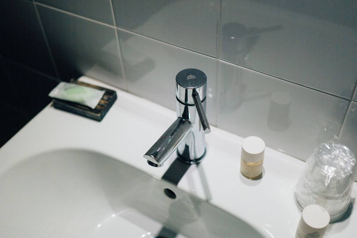 classic double room | bathroom | free toiletries, hair dryer, bidet, towels