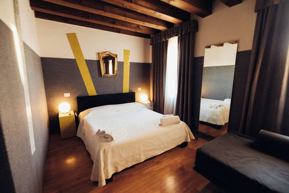 Driepersoonskamer | Een minibar, een bureau, gratis babybedden, gratis wifi