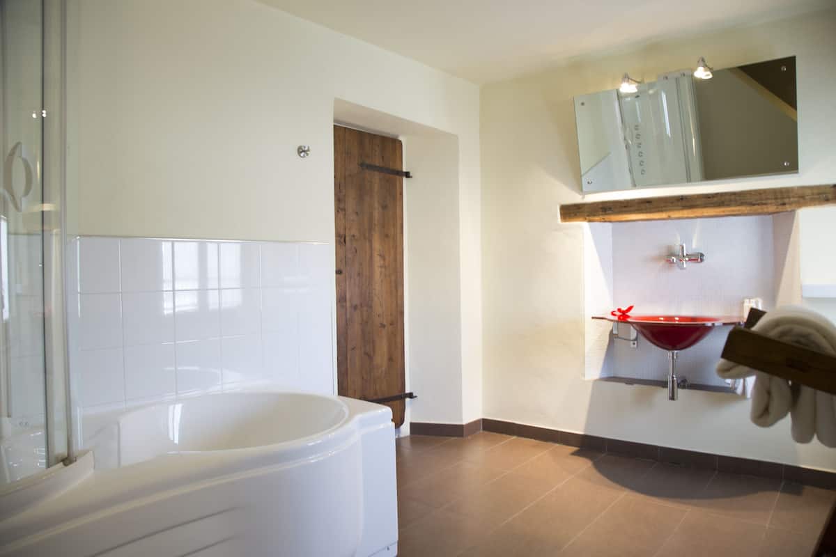 junior suite | bathroom | free toiletries, hair dryer, bidet, towels