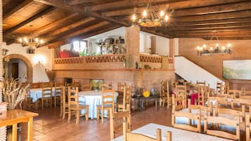 Se sirven desayunos, almuerzos y cenas; cocina local e internacional