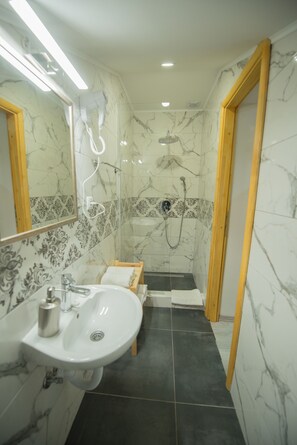 Komfortbadewanne, kostenlose Toilettenartikel, Hausschuhe, Handtücher