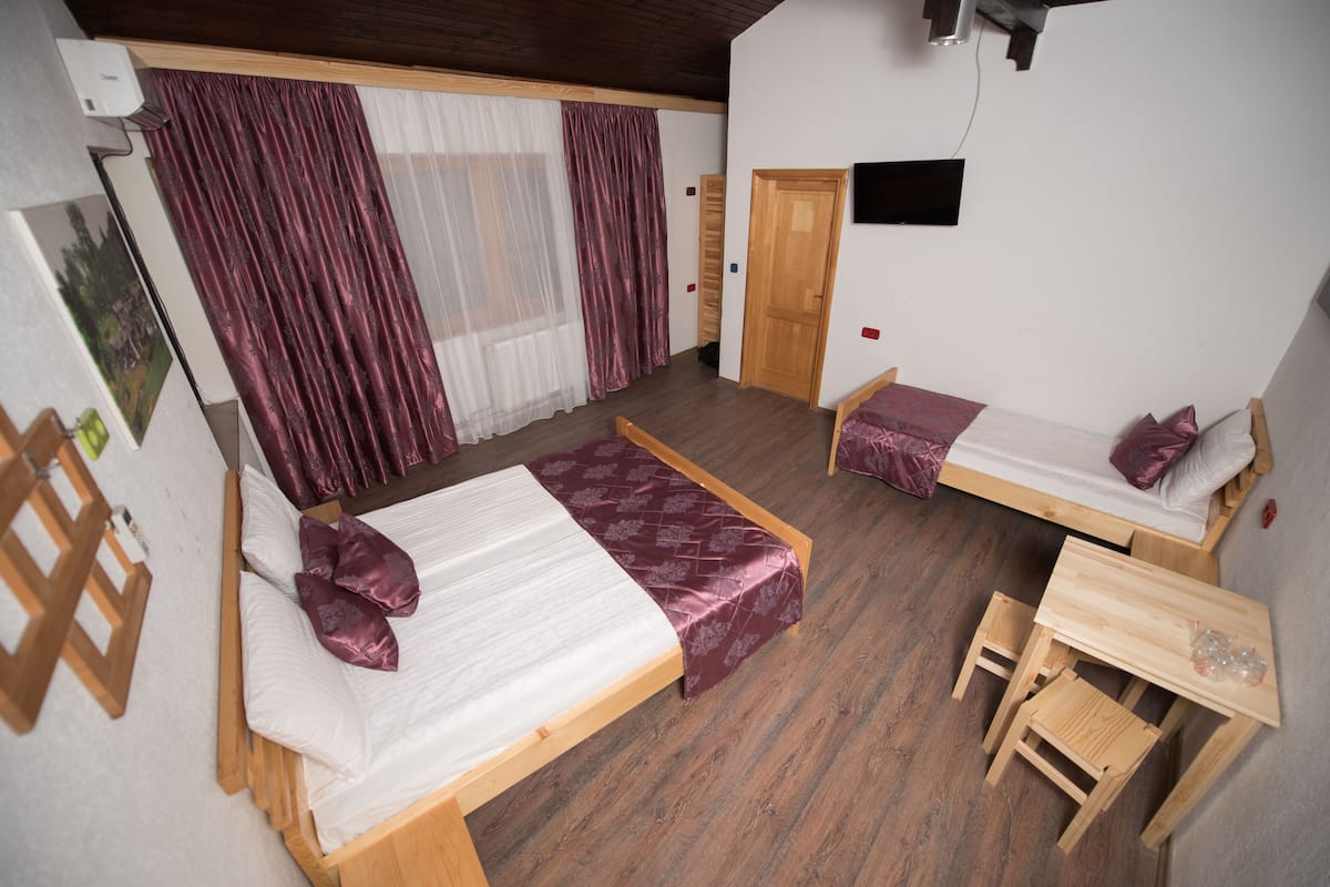 Habitación triple Confort | Sábanas de algodón egipcio y ropa de cama de alta calidad