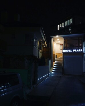 Fassade der Unterkunft – Abend/Nacht