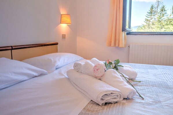 Escritorio, camas plegables/adicionales y ropa de cama