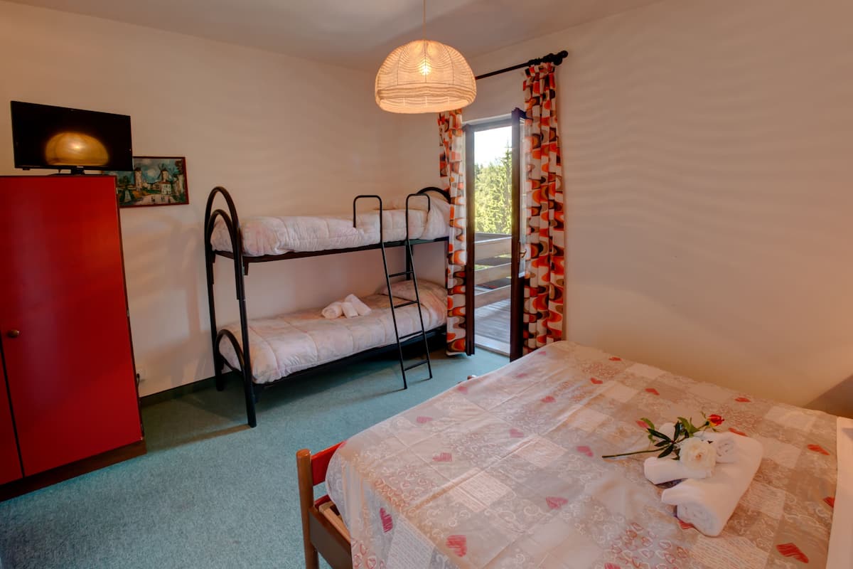 Escritorio, camas plegables/adicionales y ropa de cama